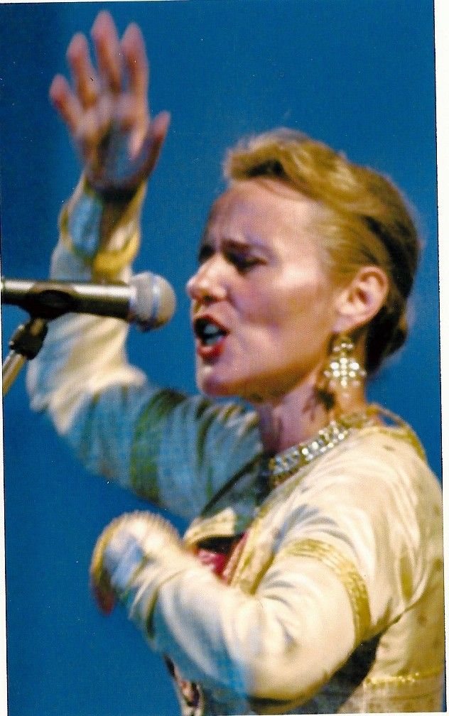 Linda Shanson performing